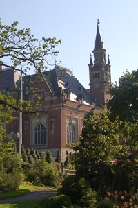 A photograph of the International Vredespaleis (Peace Palace) in The Hague.